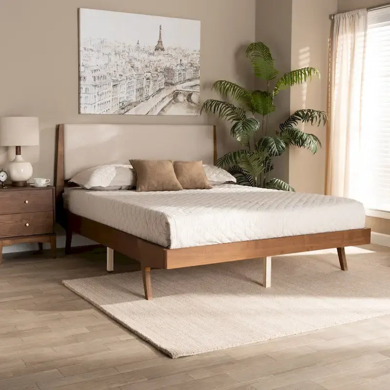 Lit plateforme en bois tapissé de tissu de style Mid-Century Modern, de couleur beige